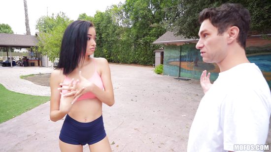 Худышка жарко трахается в бритую киску с пошлым пареньком