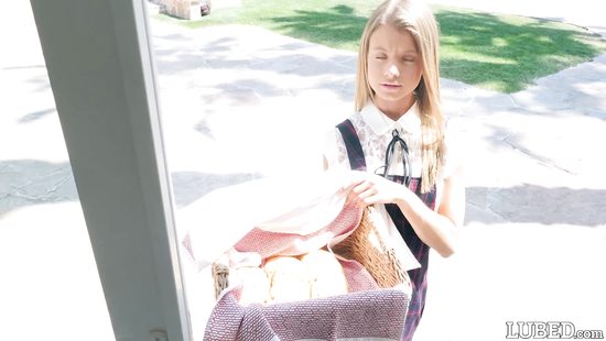 Миниатюрная худышка согласилась на жесткий секс чтобы продать печеньки