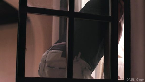 Жопастая блондиночка жарко трахается в бритую письку с черным дружком