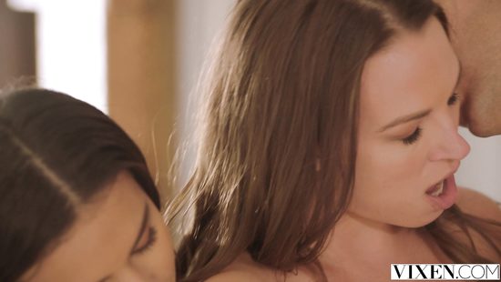 Озабоченный массажист оттрахал огромным членом двух пошлых фитоняшек