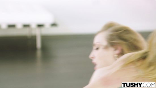 Сексапильные блондиночки по очереди трахаются с парнем в узенькие жопы