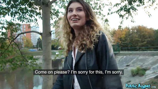 Сексапильная девушка трахается в письку с озабоченным пикапером под мостом