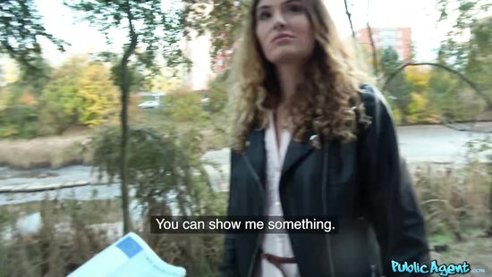 Сексапильная девушка трахается в письку с озабоченным пикапером под мостом