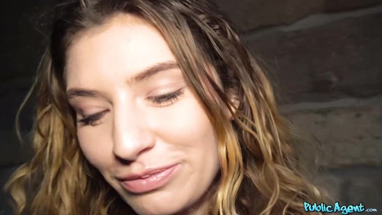 Сексапильная девушка трахается в письку с озабоченным пикапером под мостом