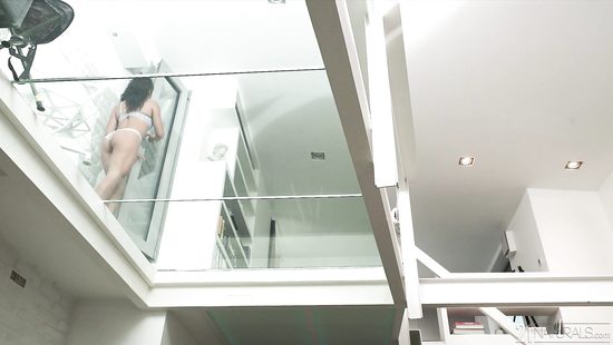 Кучерявая латинка балует нахального парня минетом и нежно трахается в попку