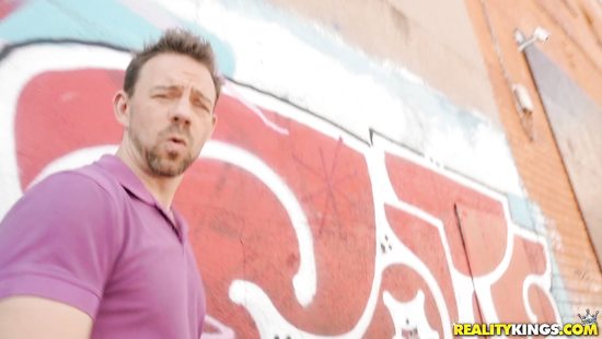 Барселонский пикапер вылизал киску и развёл на секс красивую латинку