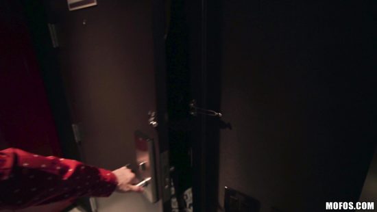 Придирчивый клиент проверил жопу пальцем и засадил шлюхе в очко