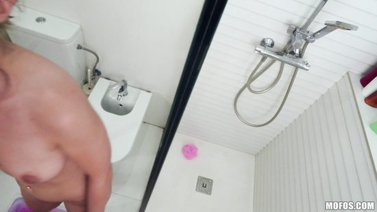 Шантажист соблазнил сексапильную онанистку в душе и отымел в бритую киску