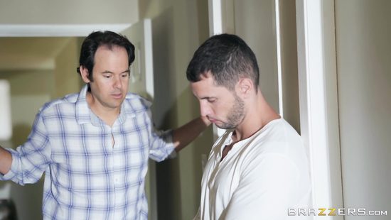 Знойная милфа с большими сиськами скачет на мощном члене молодого парня