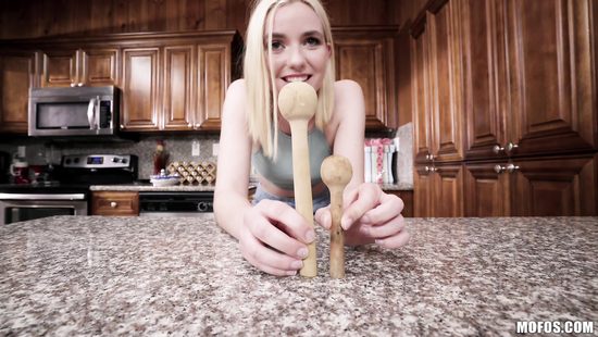 Мускулистый ловелас натягивает на большой член киску миниатюрной блондинки