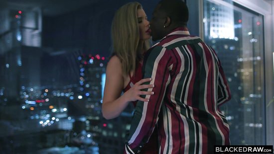 Черный самец наполнил пизду развратной блондинки густой спермой