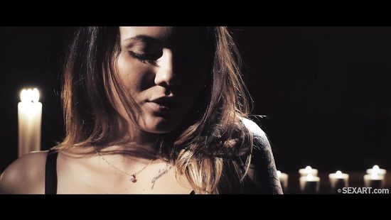 Соблазнила стриптизом при свечах и занялась нежным сексом с мужем