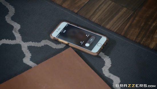 Сексапильная секретарша на Рождество трахается с мускулистым уборщиком