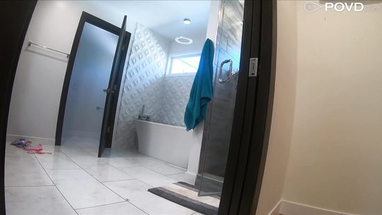 Молоденькая блондиночка искупалась в душе перед жарким трахом в мелкую киску