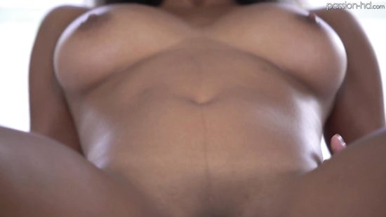 Качок наполнил влажную письку титькастой негритоски густой кончиной