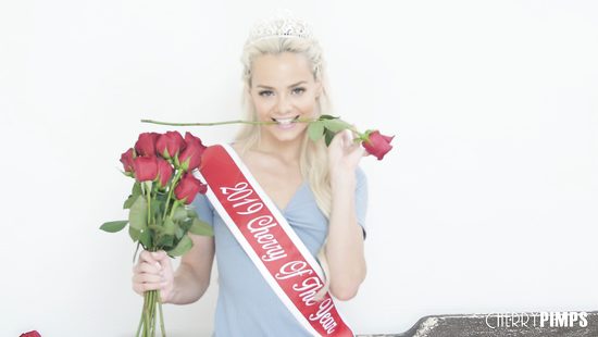 Гламурная блондинка нежно дрочит бритую пилотку после конкурса красоты