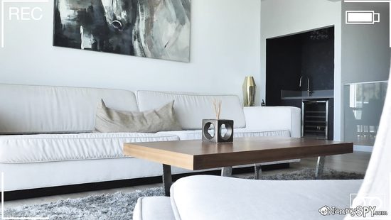 Блондинистая няня дрочит выбритую письку вибратором и трахается с мужиком