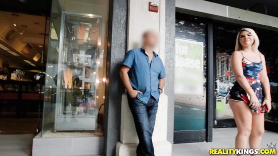 Кучерявый парень поимел в письку знойную блондинку цепляющую парней на улице