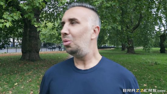 Возбужденная вебкам-модель дала в бритую письку соседу с огромным членом