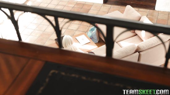 Миниатюрная блондинка страстно скачет на большом члене подкачанного отчима