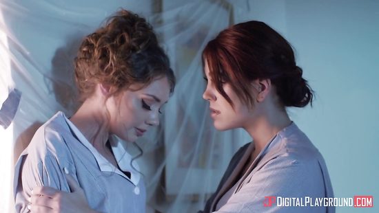 Молоденькие горничные снимают стресс после перестрелок в отеле