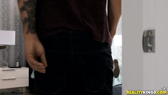 Жаркая блонда с татуированным телом сквиртит от жесткого траха во все дырки