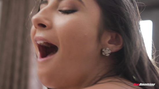 Массажист возбудил загорелую девушку куннилингусом и отымел в мокрую киску