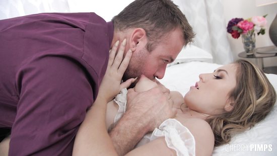 Игривая девушка напросилась на жесткий трах из-за мастурбации в одиночестве