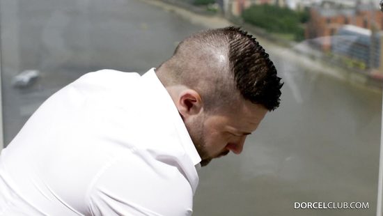 Везучий мастер оттрахал двух грудастых телочек в письки с презервативом