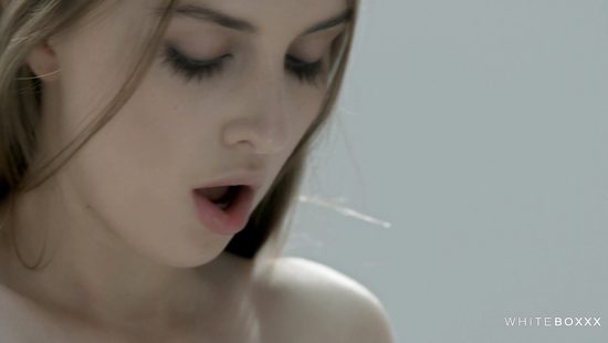 Длинноногая деваха жарко дрочит выбритую манду перед сексом с пареньком