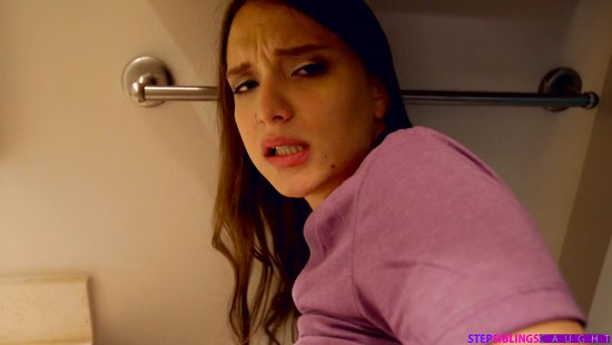 Соблазнительная худышка дала наглому дружку в узкую пилотку в туалете