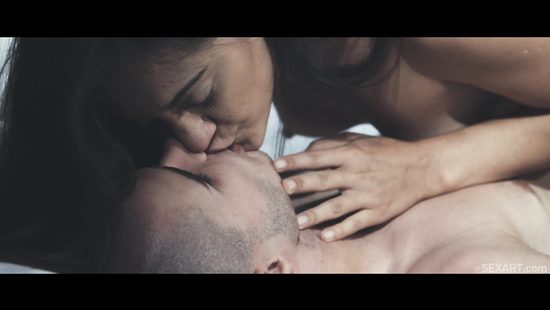 Бритоголовый европеец усадил молоденькую индианку на эрегированный член