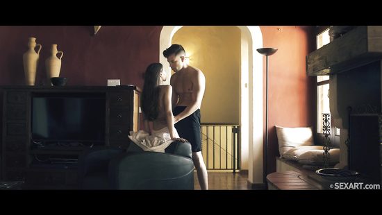 Мажор после тренировки отжарил плоскогрудую подружку в узенькую вагину