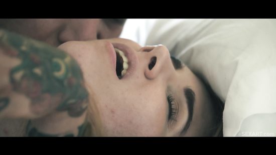 Парень после свидания раскрутил молоденькую красотку на трах и кончил в киску