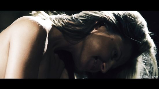 Качок нежно оттрахал худенькую девушку в личной библиотеке