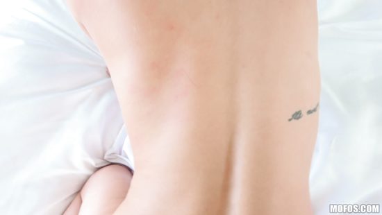 Горяченькая девушка дала парню полизать сладкую киску и жарко потрахалась