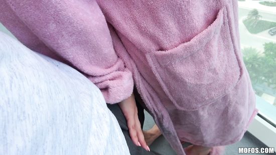 Горяченькая девушка дала парню полизать сладкую киску и жарко потрахалась