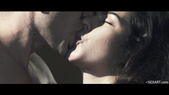 На шикарной вилле с бассейном семейная пара занялась красивым сексом