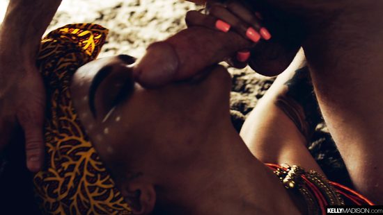 Модель в образе индийской девушки совокупляется с белым мужиком