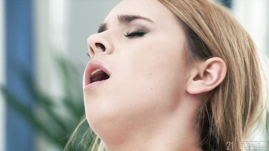 Девчонка с маленькой грудью скачет на члене зрелого бойфренда