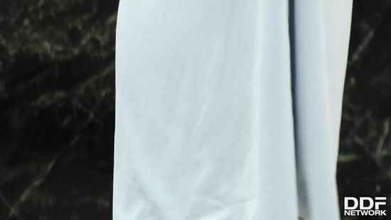 Гламурная блондиночка напросилась на двойное проникновение с крепкими мужиками