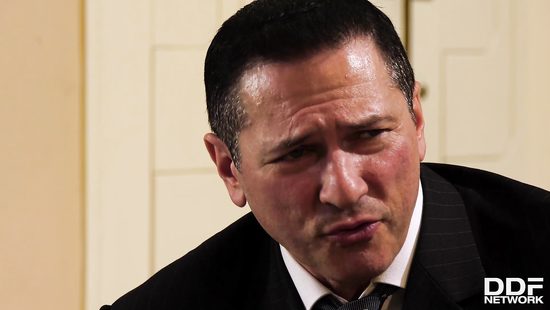 Гламурная блондиночка напросилась на двойное проникновение с крепкими мужиками