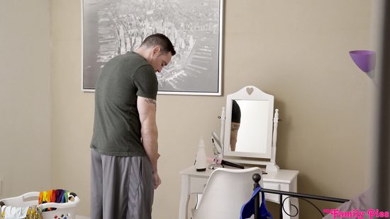 Грудастая мачеха учит трахаться молоденькую блондинку и пошлого парня