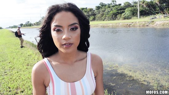 Продажная латинка повелась на богатого пикапера и потрахалась в кустах