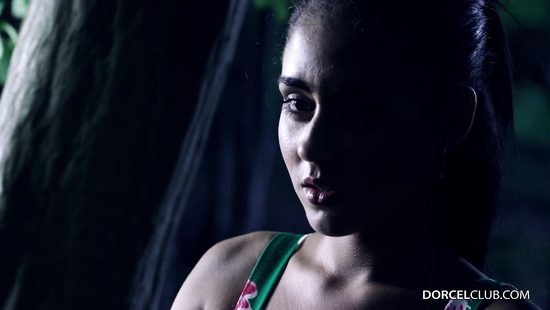 Длинноногая баба трахается с незнакомцем на природе перед наивной девушкой