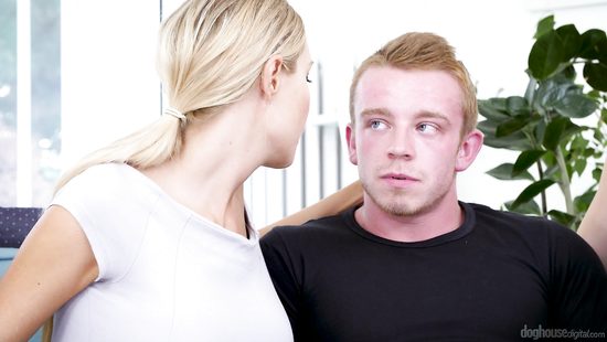 Молоденькая нимфоманка устроила свингерский секс с милфой и двумя парнями