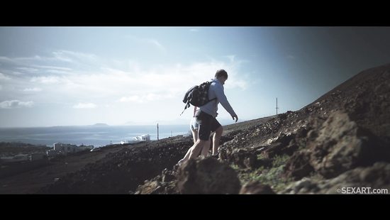 Похабная девушка после прогулки с парнем страстно скачет на длинном члене