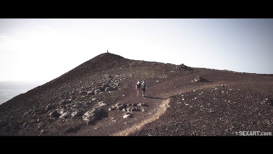 Похабная девушка после прогулки с парнем страстно скачет на длинном члене