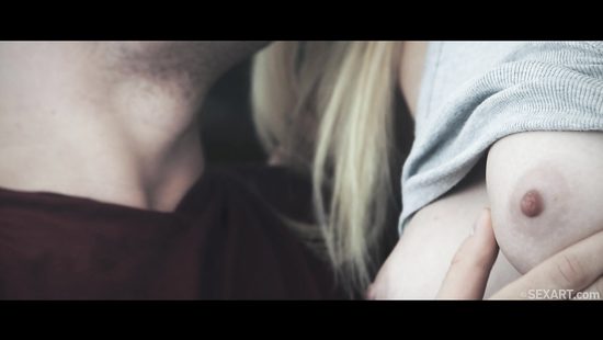 Похабная девушка после прогулки с парнем страстно скачет на длинном члене