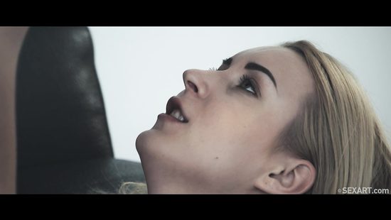 Похабная девушка после прогулки с парнем страстно скачет на длинном члене